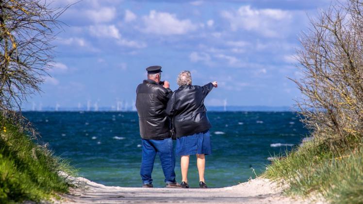 ARCHIV - Ein Rentnerpaar steht am ansonsten menschenleeren Strand und schaut aufs Meer. Der Anteil einer jungen Bevölkerung in Deutschland ist weiter rückläufig. Foto: Jens Büttner/dpa-Zentralbild/dpa