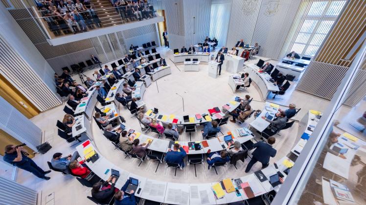 Blick in den Plenarsaal des Landtags von Mecklenburg-Vorpommern. Foto: Jens Büttner/dpa