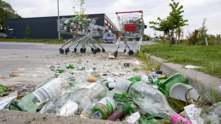 Die Altglas-Container an der Hochfelder Landstraße wurden entfernt. Einige Bürger entsorgen hier trotzdem illegal ihren Glasmüll.