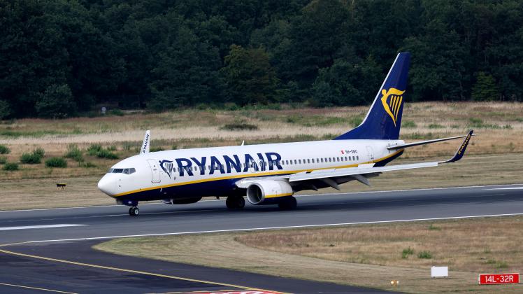 Ein Ryanair-Flieger am Flughafen Köln Bonn. Lange Warteschlagen vor dem Check-In sorgten auch am dritten Ferien-Wochenen