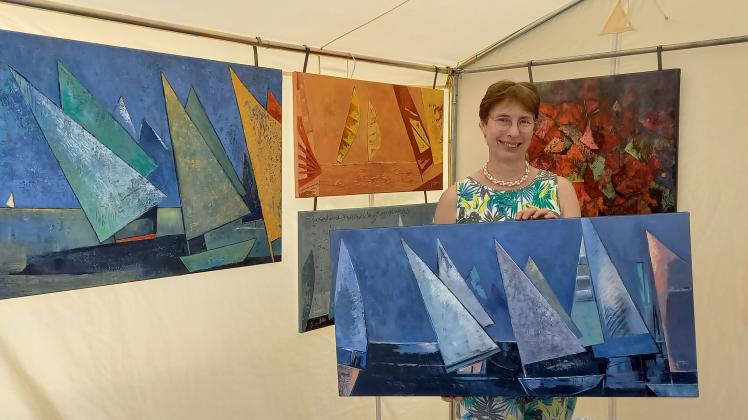 Andrea Sroke ist mit farbenprächtigen Bildern beim Kunsthandwerkermarkt dabei