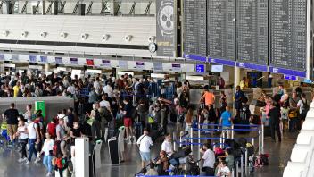 22.07.2022 - Impressionen Flughafen Frankfurt zu Ferienbeginn in Hessen Saarland Rheinland-Pfalz herrscht großer Andran
