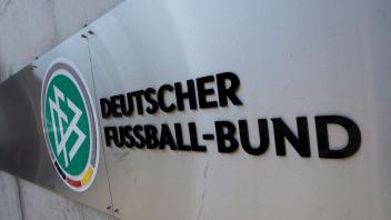 ARCHIV - Der DFB vergibt neue Medienrechte. Foto: Boris Roessler/dpa/Archivbild