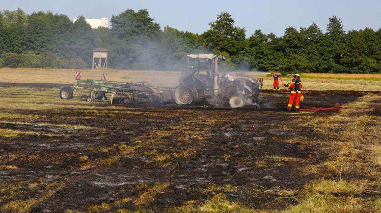 Ein Traktor war am 19. Juli in Neumünster in Flammen aufgegangen. Die Feuerwehr verhinderte einen Flächenbrand