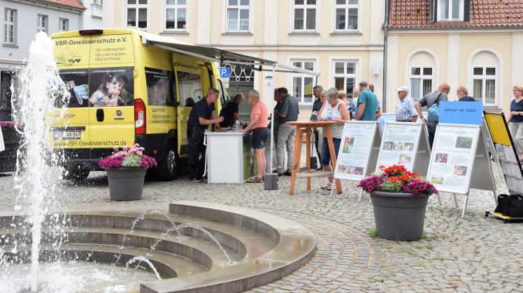 Mit ihrem Labormobil reisen Harald Gülzow und Matthias Ahlbrecht diese Woche an fünf Orte in MV. Am Montag nahmen sie Brunnenwasser-Proben auf dem Markt in Sternberg entgegen.