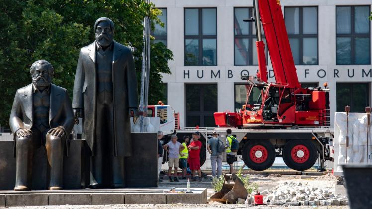 Das Marx-Engels-Denkmal steht nun wieder am alten Platz. Foto: Paul Zinken/dpa/Archivbild