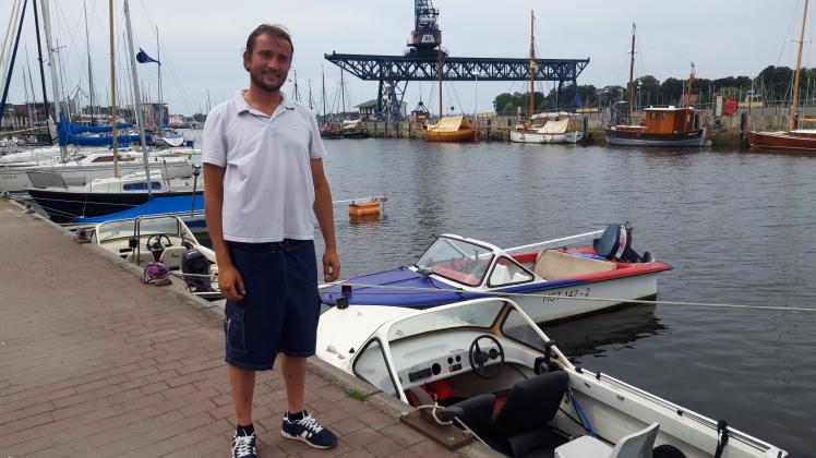 Oskar Herold (33), Geschäftsführer vom Bootsverleih am Blauen Kran im Rostcoker Stadthafen. 