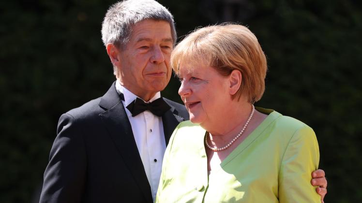 dpatopbilder - Stammgäste in Bayreuth: Angela Merkel und Joachim Sauer. Foto: Daniel Karmann/dpa