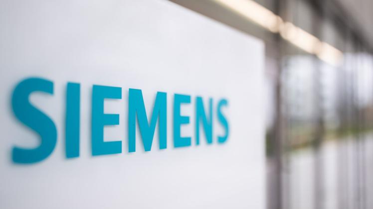 ARCHIV - Das Logo von Siemens. Foto: Daniel Karmann/dpa/Symbolbild