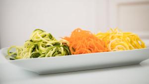 ILLUSTRATION - Wenn die Zucchini oder die Möhre als Spaghetti daherkommt: In der rohköstlichen Küche geht es oft kreativ zu. Foto: Christin Klose/dpa-tmn