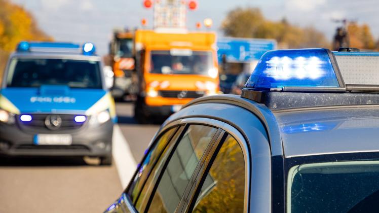 Langer Rückstau nach Unfall A81 zwischen zwei Fahrzeugen und einem LKW 08.11.2021: Feature Symbolbilder Blaulicht Poliz