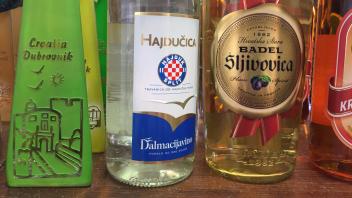 Im Regal eines kroatischen Andenkenladens: der (vermeintliche) Hajduk-Split-Wein