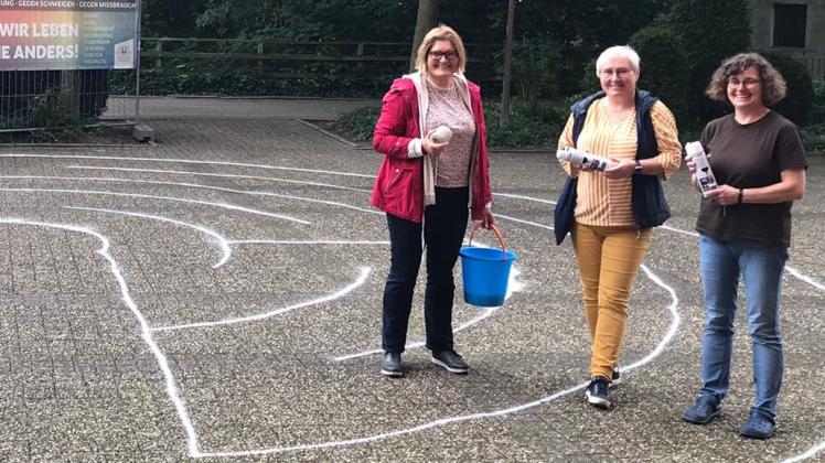Die drei Pastoralreferentinnen Sabine Ciomber-Günther, Marianne Etrich und Barbara Zimon haben das Labyrinth auf den Kirchhof gemalt.