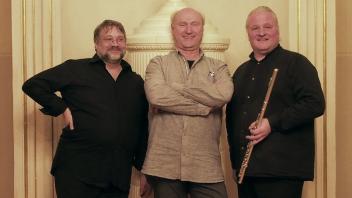Armin Diedrichsen (Mitte) wird begleitet von Martin Karl-Wagner an der Flöte und Thomas Goralczyk am Klavier.