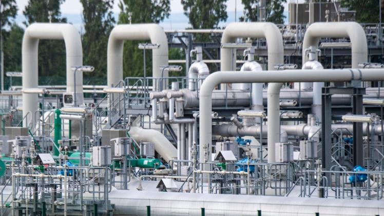 dpatopbilder - Rohrsysteme und Absperrvorrichtungen in der Gasempfangsstation der Ostseepipeline Nord Stream 1. Foto: Stefan Sauer/dpa