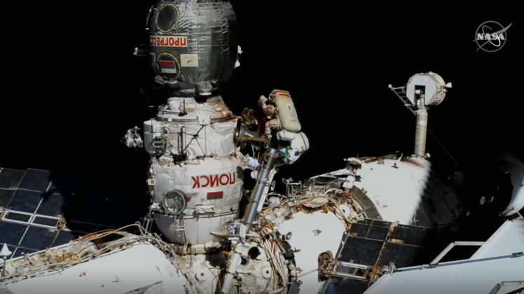 HANDOUT - Der russische Kosmonaut Oleg Artemjew und seine italienische Kollegin Samantha Cristoforetti arbeiten bei einem Außeneinsatz an der Raumstation ISS (Screenshot aus einem Nasa-Live-Video). Foto: -/Nasa/dpa - ACHTUNG: Nur zur redaktionellen Verwendung und nur mit vollständiger Nennung des vorstehenden Credits