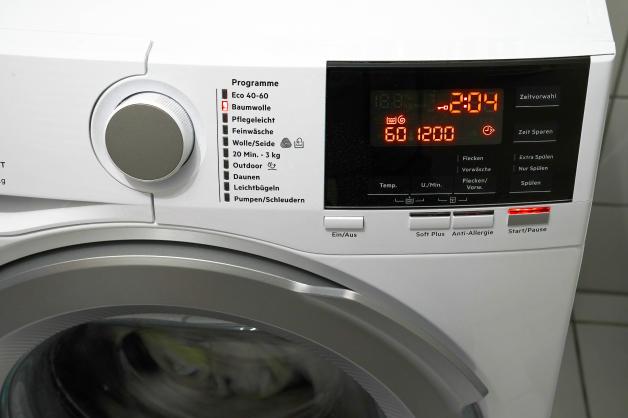 Viele moderne Waschmaschinen haben mittlerweile auch einen Eco-Waschgang der stromsparender und umweltfreundlicher ist. 