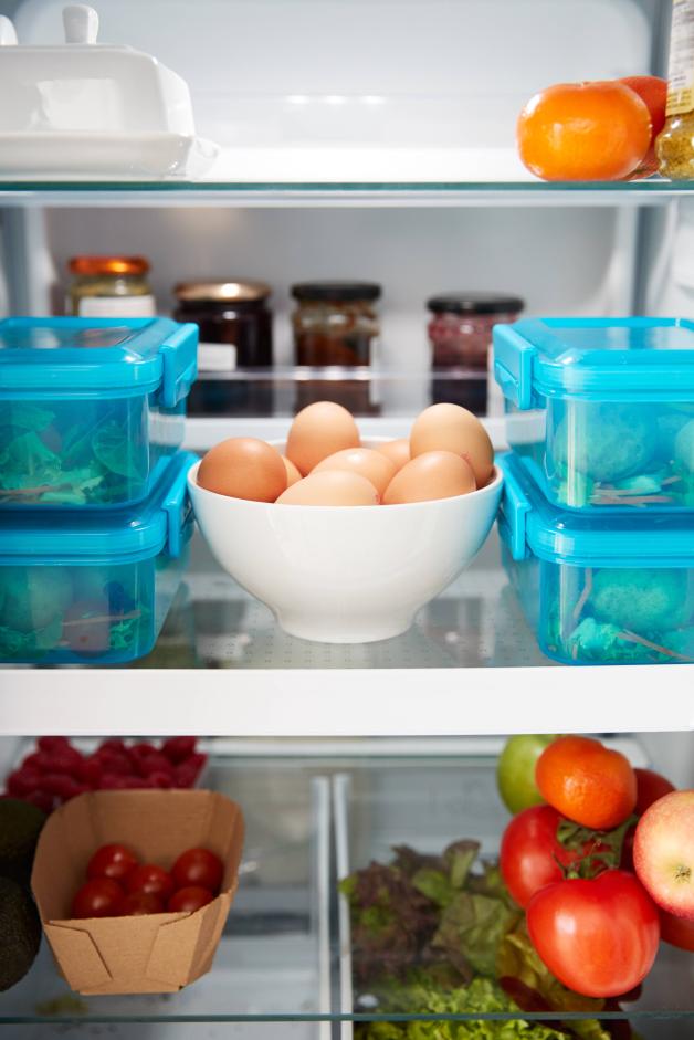 Die Ordnung im Kühlschrank ist wichtig: Gemüse ganz unten, Fleisch, Eier und Marmelade in der Mitte, Butter ganz oben und Getränke in der Tür. 