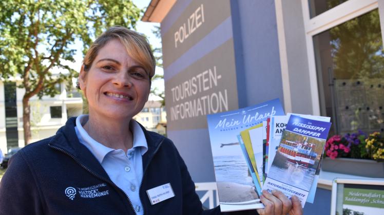 Susanne Roth-Hilpert ist in der Saison in der Tourist-Information Markgrafenheide beschäftigt.
