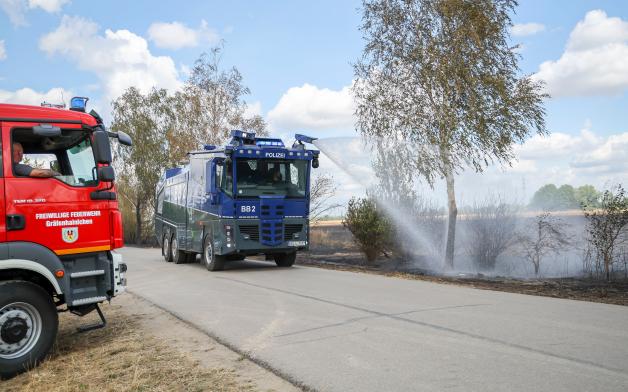 Mit großen Löschfahrzeugen sind die Einsatzkräfte vor Ort. Mit großen Löschfahrzeugen sind die Einsatzkräfte vor Ort.