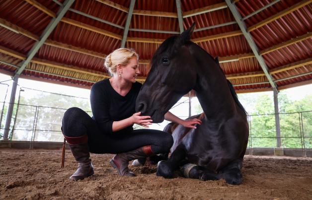 Sophie Graf arbeitet intensiv mit den Pferden.