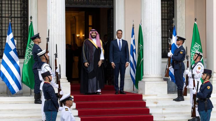 Mohammed bin Salman (Mitte l), Kronprinz von Saudi-Arabien, wird von Kyriakos Mitsotakis (Mitte r), Ministerpräsident von Griechenland, vor einem gemeinsamen Treffen empfangen. Foto: Yorgos Karahalis/Pool AP/dpa