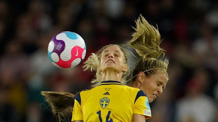 Rachel Daly (hinten) aus England kämpft gegen die Schwedin Nathalie Björn um den Ball. Foto: Jon Super/AP/dpa