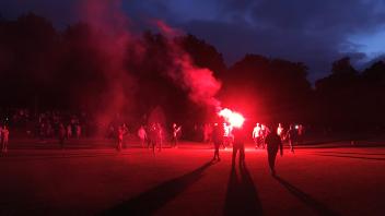 In nahezu totaler Dunkelheit feiern die Spieler der SG Eckernförde/Fleckeby ihren Sieg über den TuS Rotenhof am Wulfsteert. Beide Teams sprachen sich rotz großer Dunkelheit für ein Elfmeterschießen aus. 