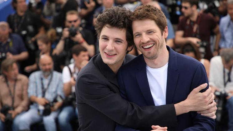 ARCHIV - Die Schauspieler Vincent Lacoste (l) und Pierre Deladonchamps kommen mit ihrem Film «Sorry Angel» in Cannes vor (2018). Foto: Vianney Le Caer/Invision/AP/dpa