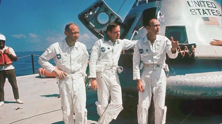 ARCHIV - Die Astronauten der Apollo 11 stehen 1969 neben ihrem Raumschiff (v.l.): Oberst Edwin E. Aldrin, Pilot der Mondlandefähre, Flugkommandant Neil Armstrong und Leutnant Michael Collins, Pilot der Kommandokapsel. Foto: Anonymous/AP/dpa