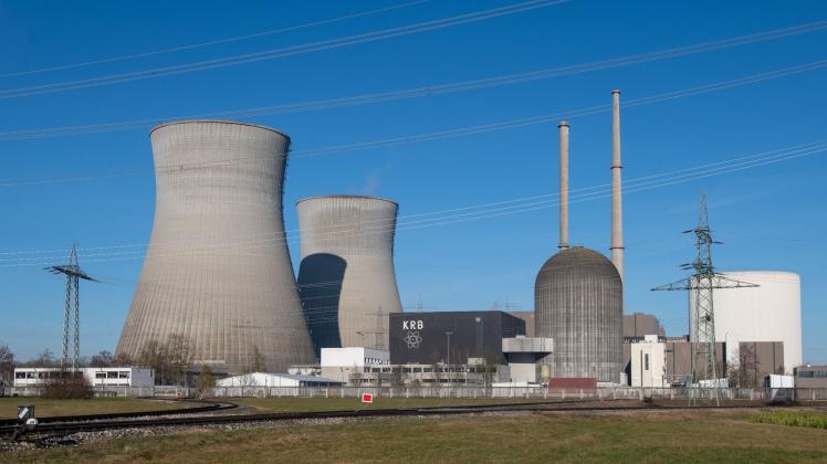dpatopbilder - ARCHIV - Neben den Kühltürmen des Kernkraftwerks stehen die Reaktorblöcke. Foto: Stefan Puchner/dpa/Archivbild