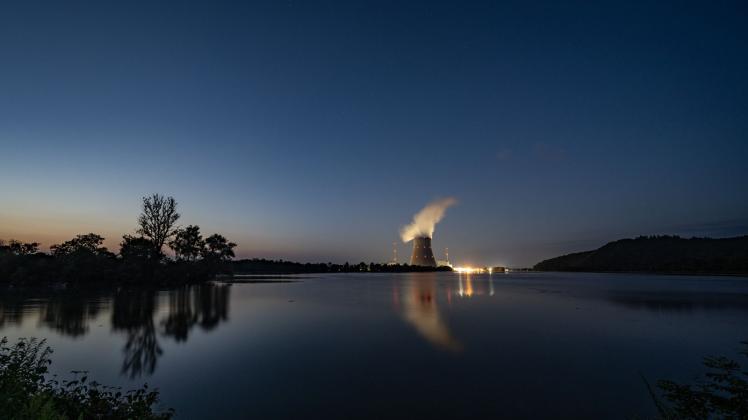 ARCHIV - Wasserdampf steigt aus dem Kühltum des Atomkraftwerks Isar 2. Foto: Armin Weigel/dpa
