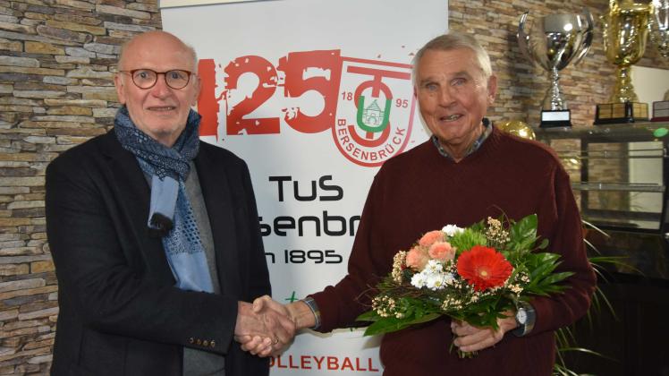 Paul Fleddermann (links) bedankte sich bei Karl-Heinz Schnebel für 30 Jahre Vorstandsarbeit und gratulierte ihm zur Ehrenmitgliedschaft.