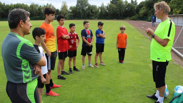 Fußballtrainer Harry Drent bringt junge Flüchtlinge im Emsland zusammen.