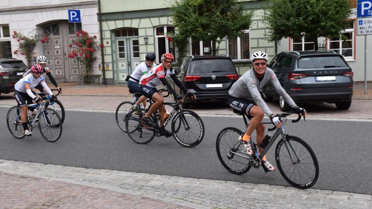 Bei ihrer Tour durch Mecklenburg-Vorpommern machten die Teilnehmer des Bundesradsporttreffens auch in Rehna Halt.