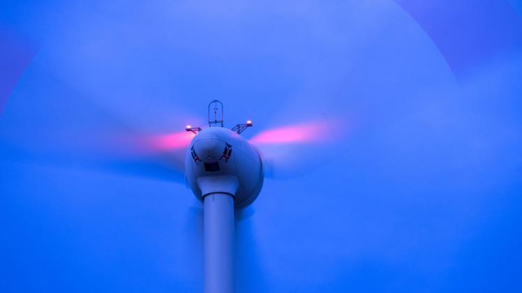 ARCHIV - Eine Windkraftanlage dreht sich in einem Windpark. Foto: Jens Büttner/dpa/Symbolbild