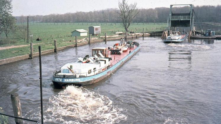 Breitenburger Schifffahrtskanal 1975: Die letzten Schiffe in der Münsterdorfer Schleuse. 