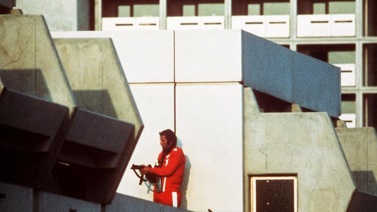 ARCHIV - Trotz schwer bewaffneter Polizisten im Olympischen Dorf konnten 1972 nicht alle Geiseln gerettet werden. Foto: Horst Ossinger/dpa