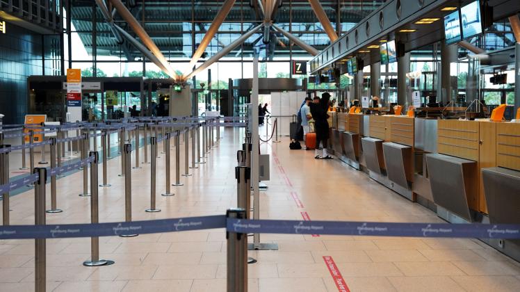 Leere Schalter am Hamburger Flughafen. Wegen des Warnstreiks am 27. Juli 2022 fallen viele Lufthansa-Flüge aus.
