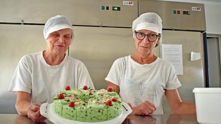 Nicht nur Eis, das in den Becher oder die Waffel kommt kreieren Christel Koslowski und Heidi Döscher (r.). Selbst Eistorten zaubern die Frauen im Holthusener Hofcafé.