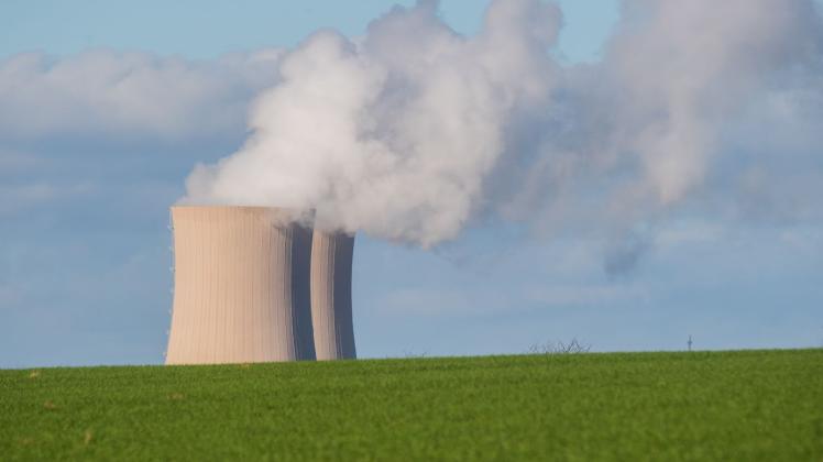 ARCHIV - Dampf steigt aus den Kühltürmen des Atomkraftwerks (AKW) Grohnde. Foto: Julian Stratenschulte/dpa/Archivbild