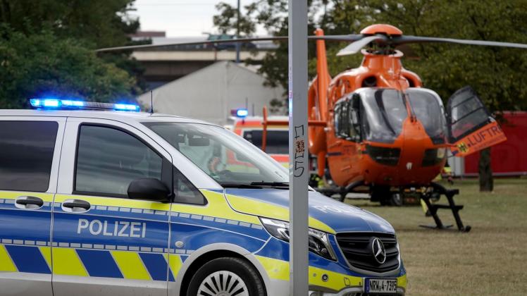 Ein Rettungshubschrauber und ein Polizeiauto stehen auf den Rheinwiesen. Foto: Lukas Fortkord/dpa/Archivbild
