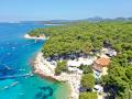 06.06.2022; Cikat, Mali Losinj, Kroatien, Europa Drohnen Aufnahme mit blauem Meer und Campingplatz. Ideal zum Tauchen, B