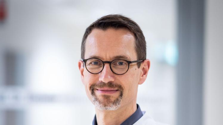 ARCHIV - Gernot Rohde ist Leiter der Pneumologie am Frankfurter Universitäts-Klinikum. Foto: Frank Rumpenhorst/dpa