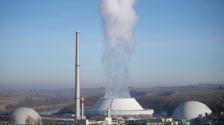 Aus dem Kühlturm des Atomkraftwerks am Neckar kommt Dampf. Denn im Inneren gibt es jede Menge Hitze, um Strom zu erzeugen. Foto: Marijan Murat/dpa