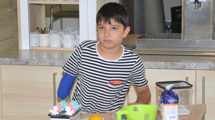 Seinen rechten Unterarm hat der zehnjährige Abdullah aus Afghanistan durch einen Stromschlag verloren. 