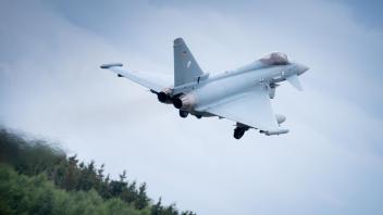 Abflug der Eurofighter vom Fliegerhorst Laage in MV; vier  Maschinen vom Tatischen Luftwafengeschwader 71 "Richthofen" unterstützen die Luftraumsicherung über den Baltikum. Von Laage geht es nach Ämari/Estland, um dort gemeinsam mit den NATO-Partnern das Verstärkte Air-Policing im Baltikum (VAPB) zur Sicherung des estnischen Luftraums durchzuführen. 27.06.2022 Foto Volker Bohlmann
