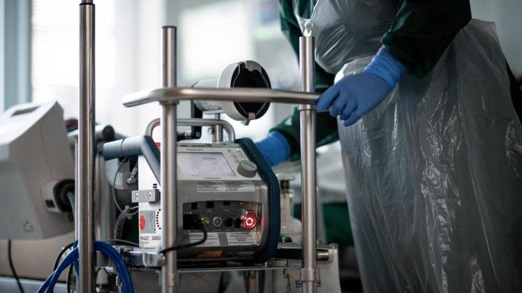 ARCHIV - Eine Pflegekraft steht auf einer Intensivstation in einem Zimmer und bedient eine Herz-Lungen-Maschine. Foto: Fabian Strauch/dpa/Symbolbild