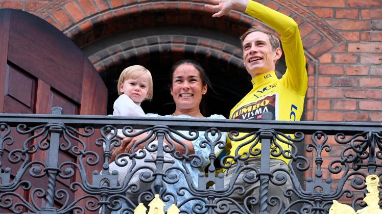 Tour-Sieger Jonas Vingegaard steht mit seiner Freundin Trine und seiner Tochter Frida auf dem Rathausbalkon in Kopenhagen. Foto: Thomas Sjoerup/Ritzau Scanpix Foto/AP/dpa