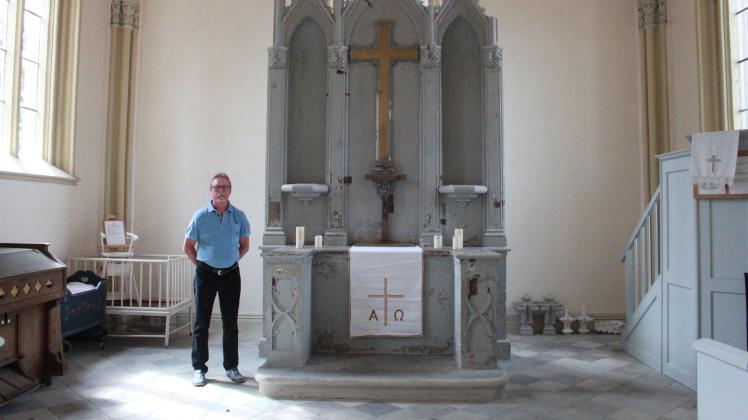 Bürgermeister Heinz Dubielski zeigt den renovierungsbedürftigen Altar in der Hülseburger Kapelle